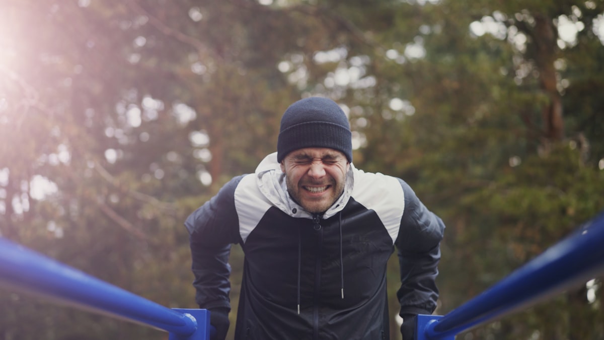 Uomini che si allenano in palestra